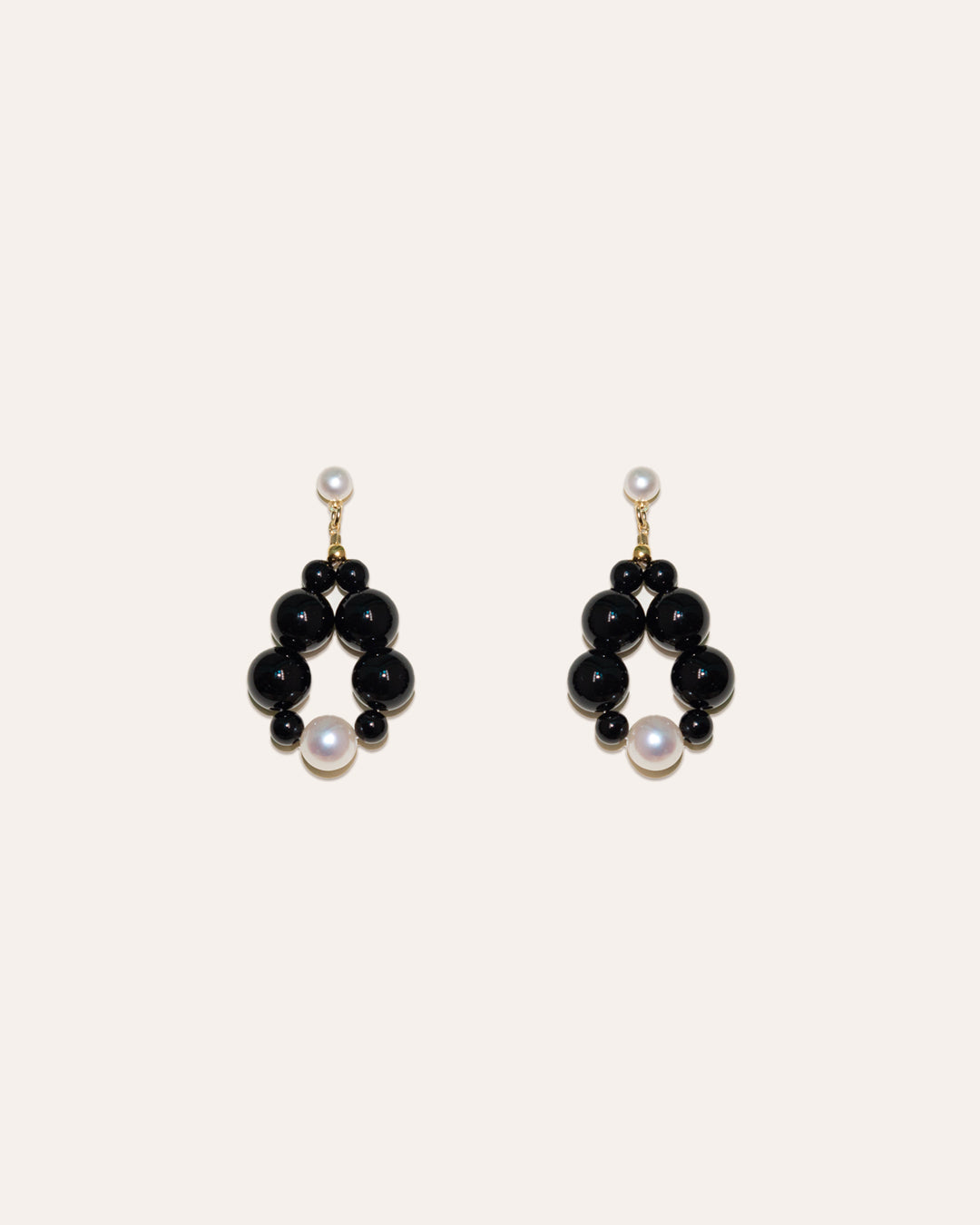 Eterna nova earrings(small) onyx, made of onyx beads and freshwater pearls.